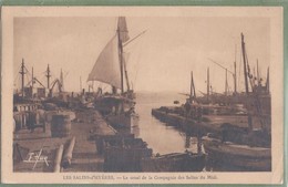 CPA Vue Très Rare - VAR - LES SALINS D'HYERES - LE CANAL DE LA COMPAGNIE DES SALINS DU MIDI - Animée, Bateaux à Quai - Hyeres