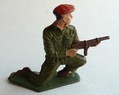 SOLDAT FIGURINE FIG STARLUX 1959 PARACHUTISTE TIREUR GENOUX MITRAILLETTE 5071 PARA (3) Socle Vert Foncé - Starlux