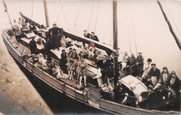 SAINT-QUAY-PORTRIEUX - Carte-Photo D'un Groupe De Personnes Sur Un Voilier - Photographe "AUBERT Et FILS" - Saint-Quay-Portrieux