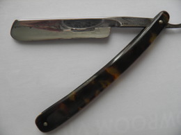 RASOIR-COUPE CHOU-VERS 1930?-AIGLON-FILE VITE-CHASSE-Brune-Transparente- MATIERE BAKELITE ?-BE-Fissure A L Axe Lame/Etui - Toebehoren