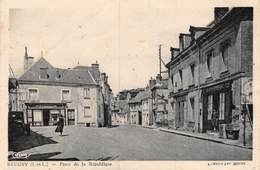 PIE.T.19-8373 : REUGNY. PLACE DE LA REPUBLIQUE. - Reugny