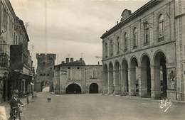 33 Gironde : Cadillac  Vue De La  Halle Et Des Arceaux  Réf 6962 - Cadillac