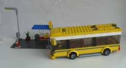 Sur 2 PHOTOS FIGURINE LEGO CITY 7641 STATION DE BUS AUTOBUS ET MAISONS - Figurine