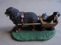 Statuette De Chien - St Bernard Et Son Chiot Dans Une Charrette - Animals