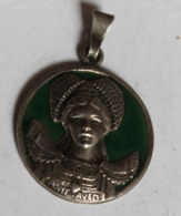 Beau Pendentif Ancien Tête Femme Bretonne Coiffe De Pont Aven Bijou Ancien - Pendants