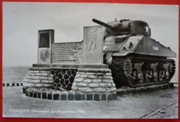 WESTKAPELLE - MONUMENT LANDINGSPLAATS 1944 , U.S. TANK W.W.II. - Monuments Aux Morts