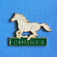 1 PIN'S //  ** CHEVAL DE CAMARGUE ** . (BARILLET) - Tauromachie - Corrida