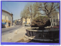 Carte Postale 83. Saint-Zacharie  Place Du 4 Septembre Et Sa Fontaine 4L Renault  Trés  Beau Plan - Saint-Zacharie