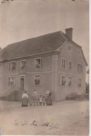 67 - SARRE-UNION - CARTE PHOTO - FAMILLE DEVANT LEUR MAISON - Sarre-Union