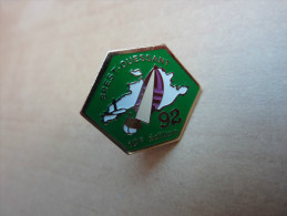 Pin's "BREST OUESSANT 92 10e Edition" (régate, Voilier) / SILICOM - Sailing, Yachting