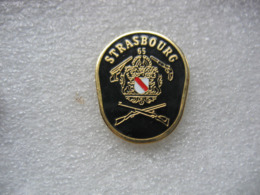 Pin's De La Société De Tir "Strasbourg 65"  (Dépt 67) - Boogschieten