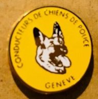 CONDUCTEURS DE CHIENS DE POLICE - GENEVE - SUISSE - GENFER POLIZEI- BERGER ALLEMAND - DOG-HUND- FOND JAUNE - (22) - Polizei