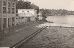 Photographie. Construction. Piscine. Etendue D'eau. Baie. Arbres. A Identifier. Etat Moyen. - Orte