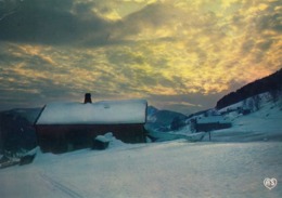 Cp , RÉGION RHÔNE-ALPES , Soleil Couchant Sur Le Village Enneigé De Montagne - Rhône-Alpes