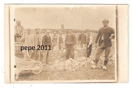 CARTE PHOTO Métiers - Maçons - Construction D'un Mur - Train Wagons En Arrière Plan - Beau Plan - Other & Unclassified