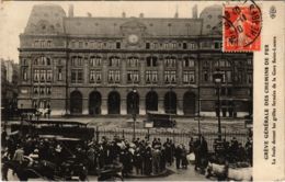 CPA PARIS Greve Generale Des Chemins De Fer. Foule Devant Les Grilles (971811) - Grèves