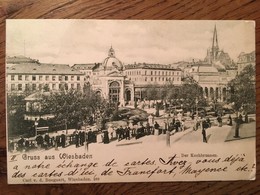 CPA, Allemagne, GRUSS AUS WIESBADEN . DER KOCHBRUNNEN. ANIMATION,éd BOOGAART, écrite En 1900, Timbre - Wiesbaden