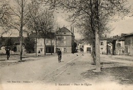 87. CPA. NANTIAT. Place De L'église, Scan Verso Avec Cachet 1er Escadron Du Train  De Limoges. - Nantiat