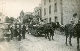 CARHAIX *** CAVALCADE *** CHAR DES FILEUSES ET A L ARRIERE LA DUCHESSE DE CARHAIX ***CARTE PHOTO *** - Carhaix-Plouguer