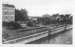 72 - LA FERTE BERNARD Le Jardin Public Et La Rivière L'Huisne - CPSM Photo Noir Blanc Format CPA - Sarthe - La Ferte Bernard