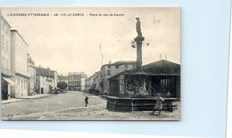 63 - Vic Le COMTE - Place Du Jeu De Paume - Vic Le Comte