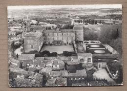 CPSM 34 - CASTRIES - La Cour D'Honneur Du Château Des Ducs De Castries + Jolie Vue Maisons Autour Avec Détails - Castries