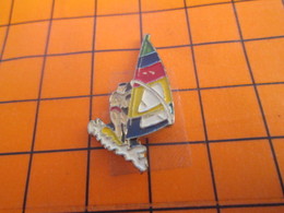2319 Pin's Pins / Beau Et Rare / Thème SPORTS / PLANCHE A VOILE - Sailing, Yachting