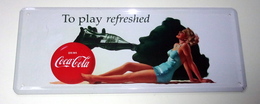 Plaque En Métal Coca Cola Pin Up - To Play Refreshed - Tin Signs (vanaf 1961)