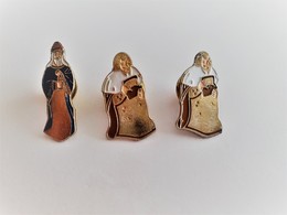 3 PINS LES ROIS MAGE  Crèche Noël/ Edition Limitée / Base Dorée / 33NAT - Noël