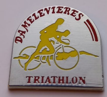 AA187 Pin's Vélo Cyclisme Course Natation Triathlon Damelevières Meurthe Et Moselle Achat Immédiat - Biathlon