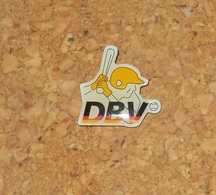 GERMANY BASEBALL SOFTBALL FEDERATION PIN – DEUTSCH - DEUTSCHLAND - Bekleidung, Souvenirs Und Sonstige