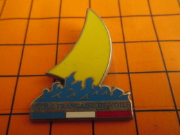 2719 Pin's Pins / Beau Et Rare / THEME SPORTS / VOILE JAUNE VOILIER ECOLE FRANCAISE DE VOILE - Sailing, Yachting