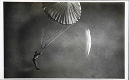 CPA. Carte-Photo - Aviation > Parachutisme > Saut D'Eléve Parachutiste De L'Ecole D'ISTRES - TBE - Parachutisme