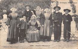 Hennebont            56        Une Famille En Costume        (voir Scan) - Hennebont