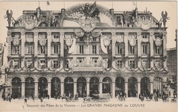 PARIS 75 -   BELLE CPA LES GRANDS MAGASINS DU LOUVRE SOUVENIR DES FETES DE LA VICTOIRE - Paris (01)