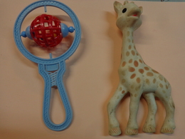 Lot De 2 Jouets Hoquet Et Girafe (sophie) - Oud Speelgoed