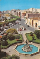 M09067 "MANFREDONIA(FOGGIA)-PIAZZA MARCONI E LA FONTANA DEL PESCATORE"DISTRIB. ESSO- CART. ILLUSTR. ORIG.  SPEDITA - Manfredonia