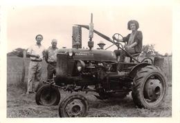 ¤¤  -   Cliché D'un Agricultrice Sur Un Tracteur " FARMALL CLUB "  -  Deux Agriculteurs   -  Voir Description    -  ¤¤ - Traktoren