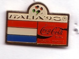 C273 Pin's Foot Football Coupe Monde Italie Coca Cola Coke Drapeau Holland Pays Bas WORLD CUP Achat Immédiat - Coca-Cola