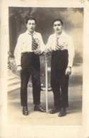 Carte Photo De 2 Copains Classards Conscription Avec Leur Cocarde Sans Le Jour De La Fête Des Conscrits - A Identificar