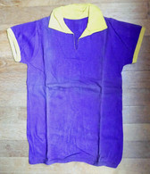 1 CHEMISE MAILLOT DE FOOT Manches Courtes EN COTON VIOLET Liserets Jaunes Années 40-50 - Other & Unclassified