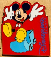 MICKEY MOUSE - SOURIS - MAUS - WALT DISNEY - SAUTE D'UN WAGONNET BLEU - DISNEYLAND PARIS - EGF  -      (24) - Disney