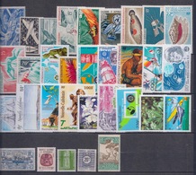 NOUVELLE CALEDONIE - LOT 116 TIMBRES PA - TAXE - SERVICE - COLIS POSTAUX 1942 A 2003 DIFFERENTS NEUFS* COTE + 340 € - Collections, Lots & Séries