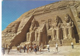 0826 ABOU SIMBEL - VUE GÉNÉRALE SUR LES TOURISTES DEVANT L’ENTRÉE DU TEMPLE - Tempel Von Abu Simbel