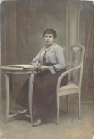 Carte Postale Photo De Jeune Femme Au Bureau Par Malavas Photographe - A Identificar