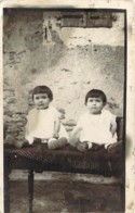 Carte Postale Photo De 2 Jeunes Enfants (jumeaux ?) Sur Un Banc - A Identificar