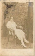 Carte Postale Photo Belle Jeune Femme Sur Un Fauteuil En Osier - A Identificar