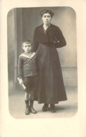 Carte Postale Photo Une Maman En Grand Deuil Et Son Jeune Fils En Col Marin - A Identificar