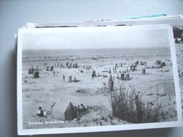 Nederland Holland Pays Bas Ameland Met Strandleven In 50-er Jaren - Ameland