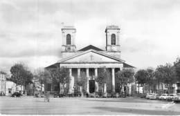 85 - LA ROCHE SUR YON :  L'Eglise Saint Louis - CPSM Dentelée Noir Blanc Format CPA - Vendée - La Roche Sur Yon